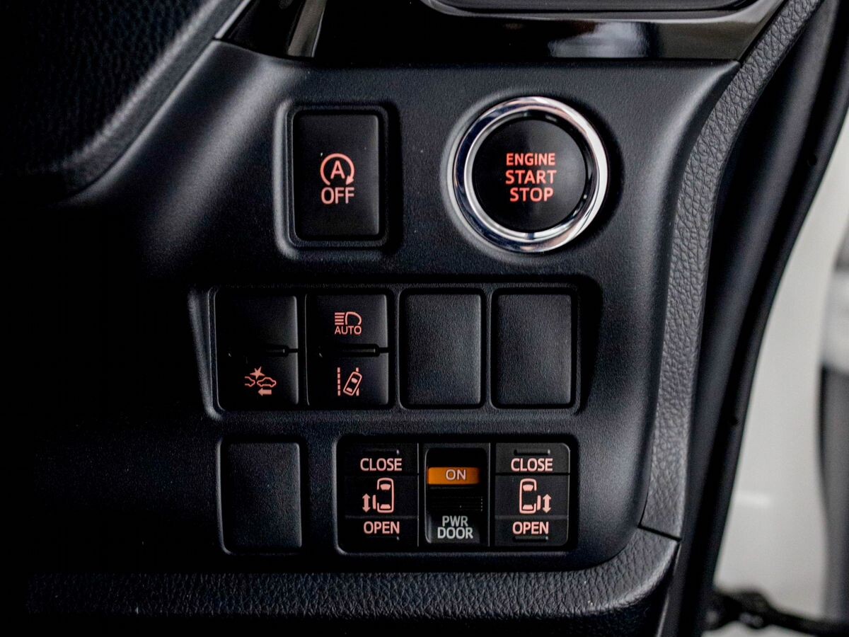 Toyota Noah 2020 - фото автомобиля