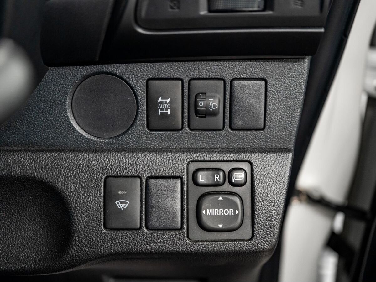 Toyota Ractis 2011 - фото автомобиля