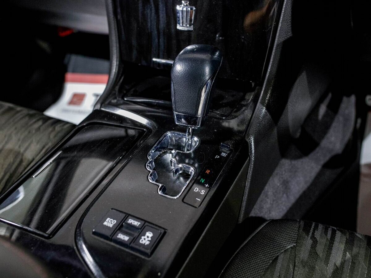 Toyota Crown 2010 - фото автомобиля