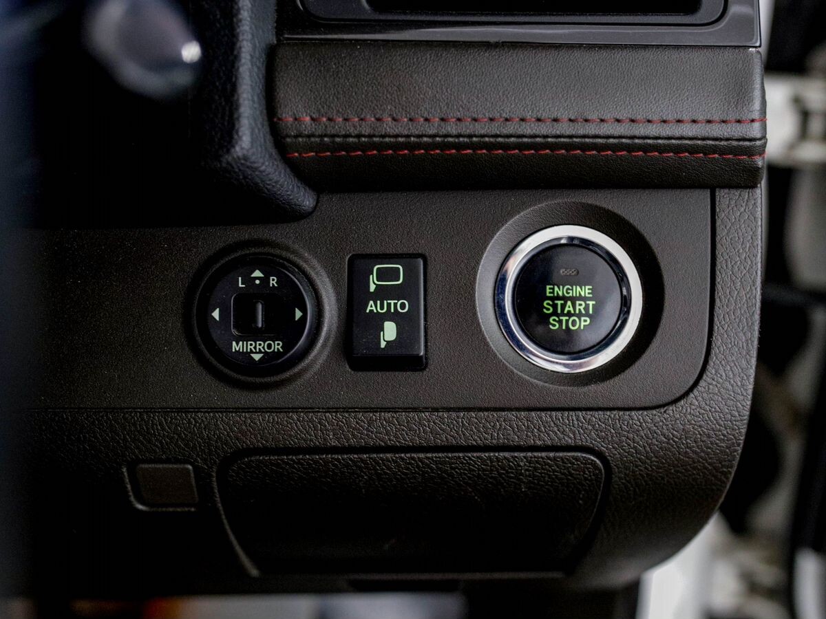 Toyota Crown 2010 - фото автомобиля