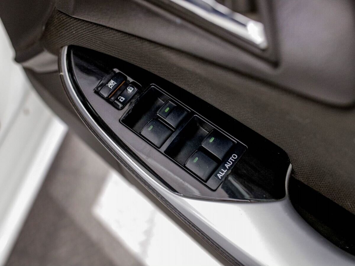 Toyota Crown 2010 - фото автомобиля