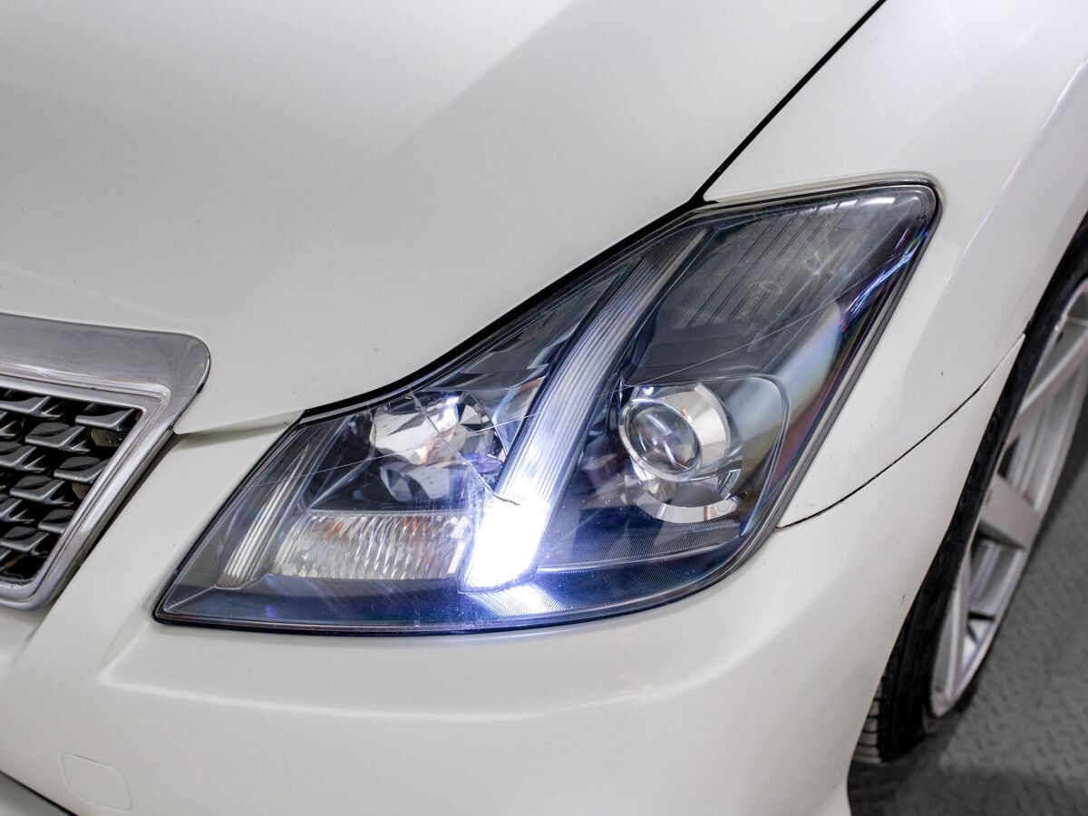 Toyota Crown 2010 - фото автомобиля