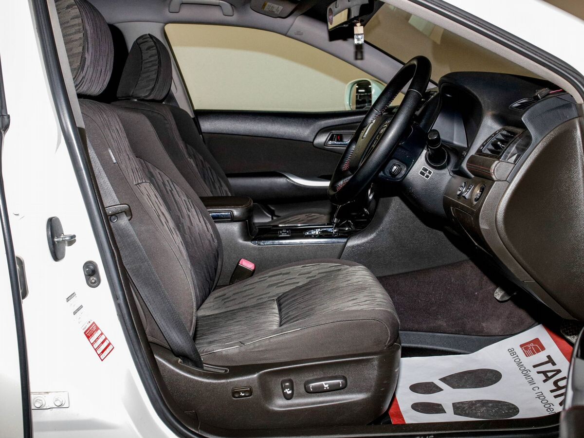 Toyota Crown 2010 - фото автомобиля