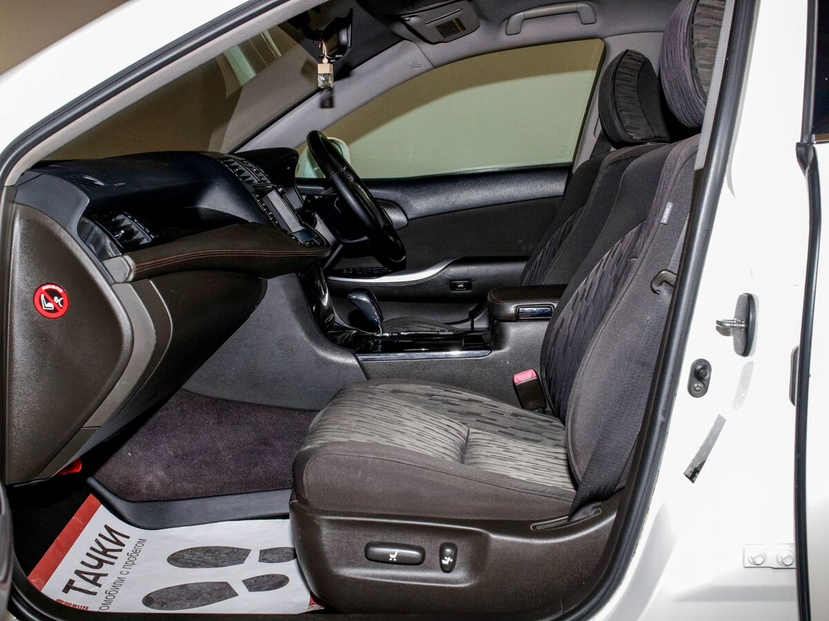 Toyota Crown 2010 - фото автомобиля