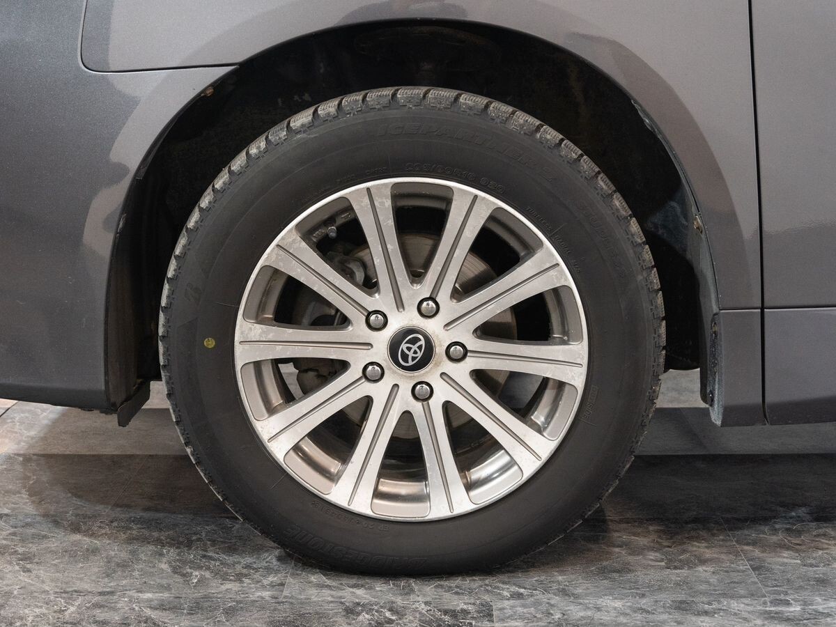 Toyota Noah 2010 - фото автомобиля