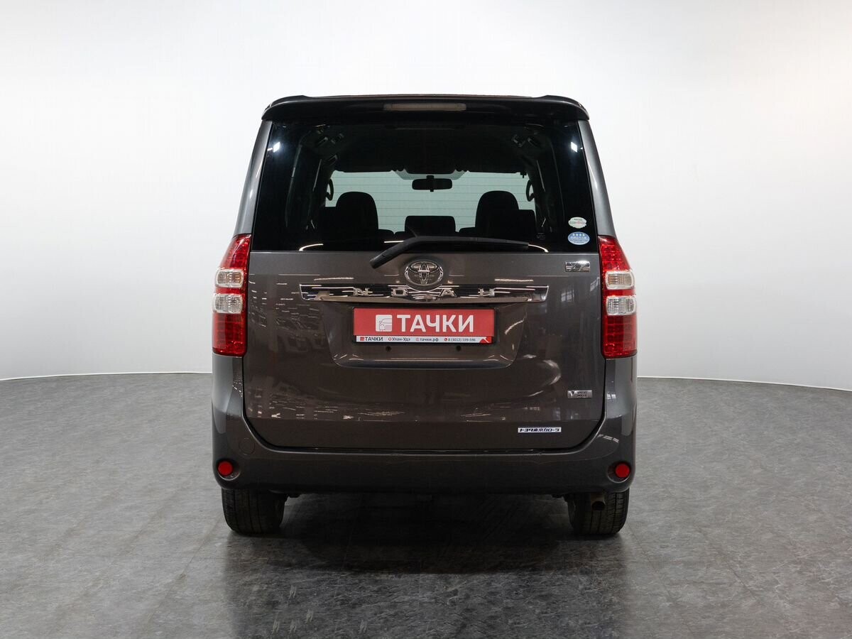 Toyota Noah 2010 - фото автомобиля