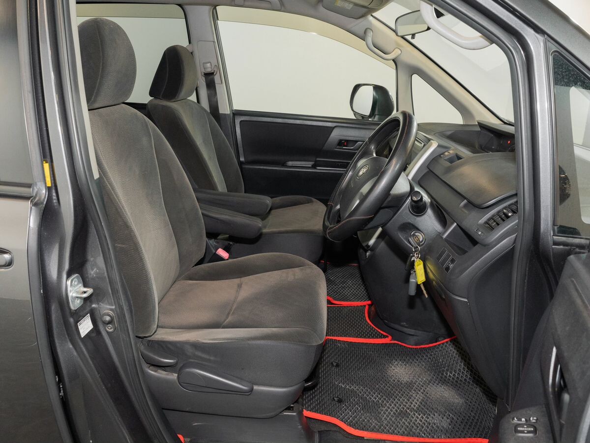 Toyota Noah 2010 - фото автомобиля