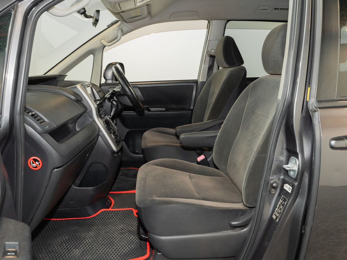 Toyota Noah 2010 - фото автомобиля