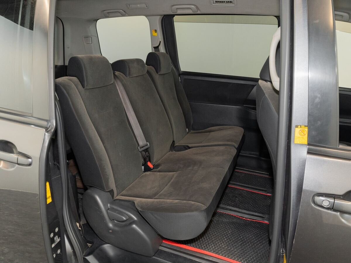 Toyota Noah 2010 - фото автомобиля
