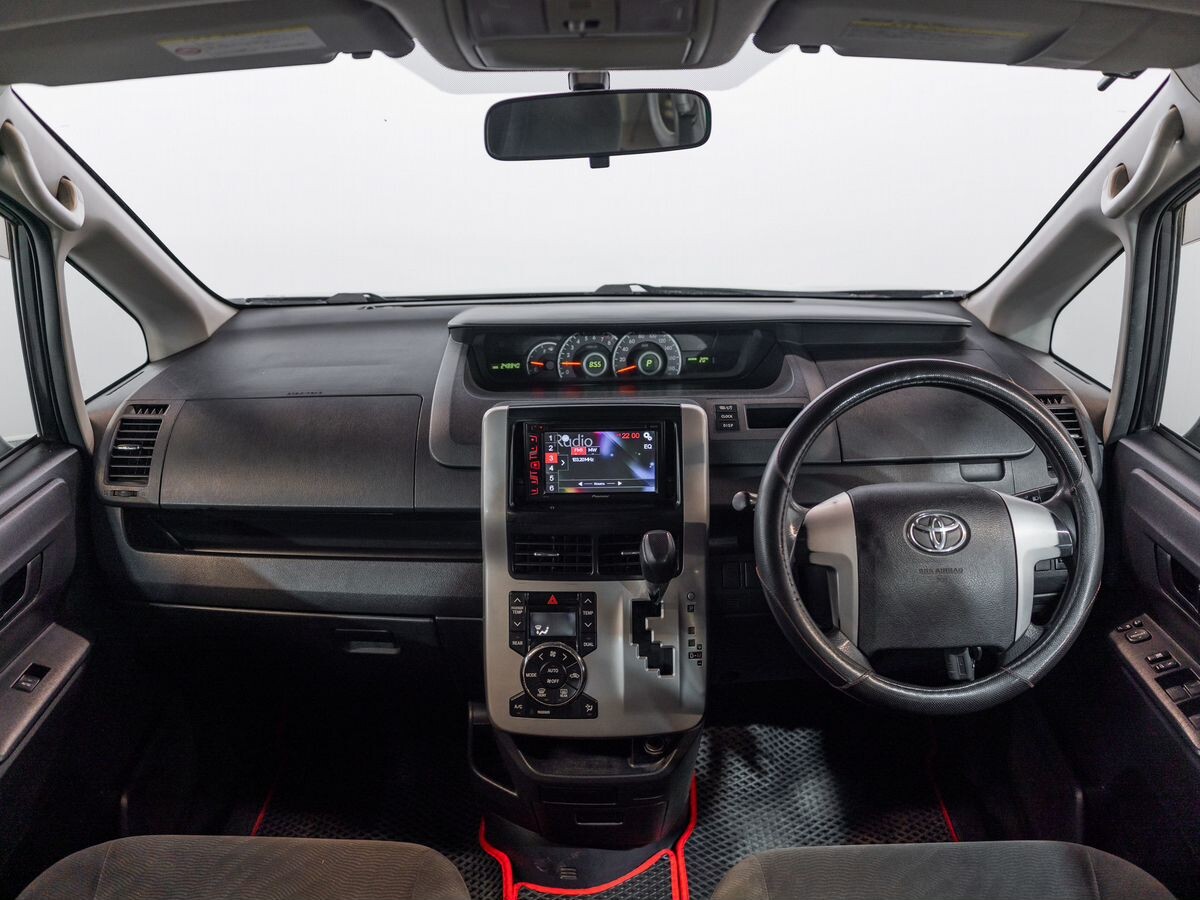 Toyota Noah 2010 - фото автомобиля