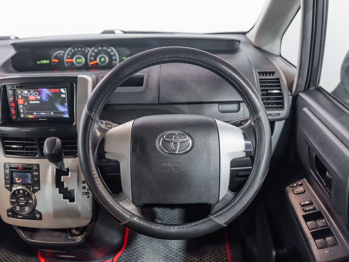 Toyota Noah 2010 - фото автомобиля