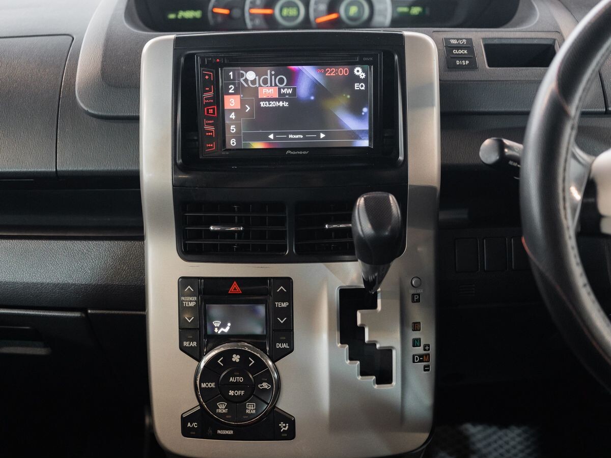 Toyota Noah 2010 - фото автомобиля