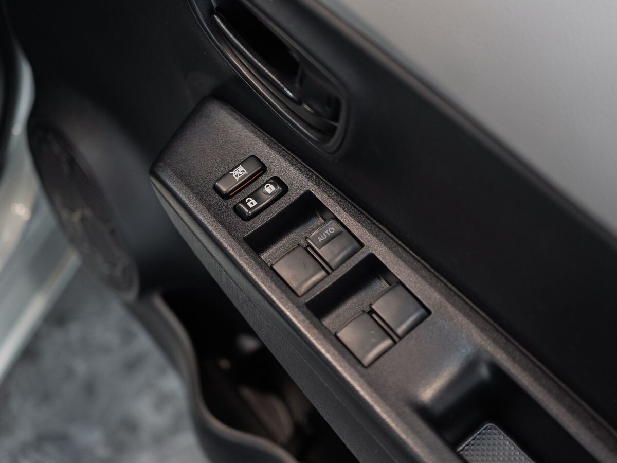 Toyota Vitz 2013 - фото автомобиля