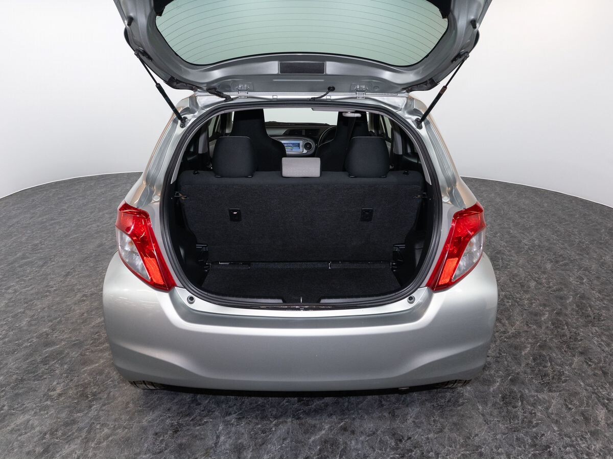 Toyota Vitz 2013 - фото автомобиля