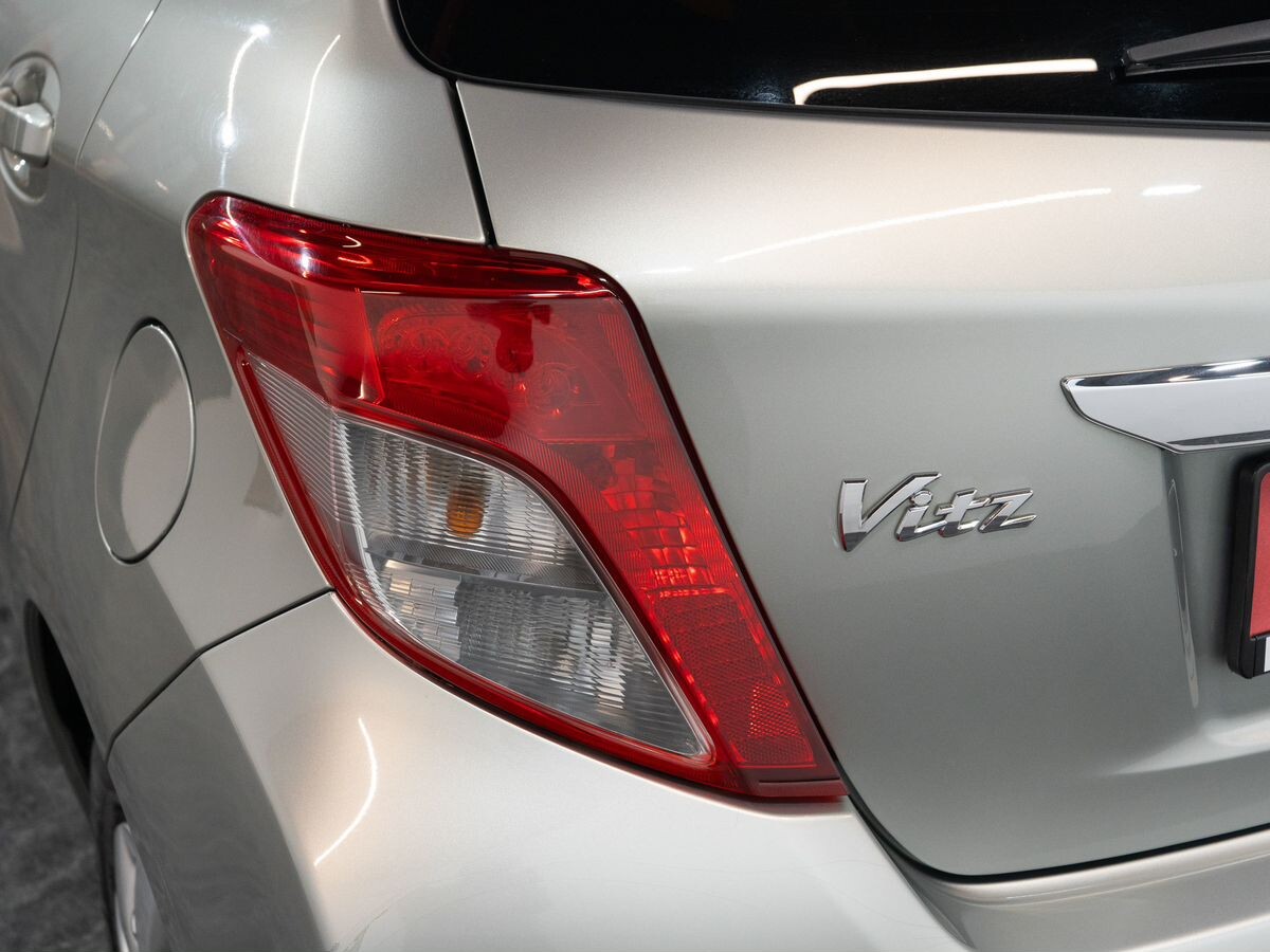 Toyota Vitz 2013 - фото автомобиля