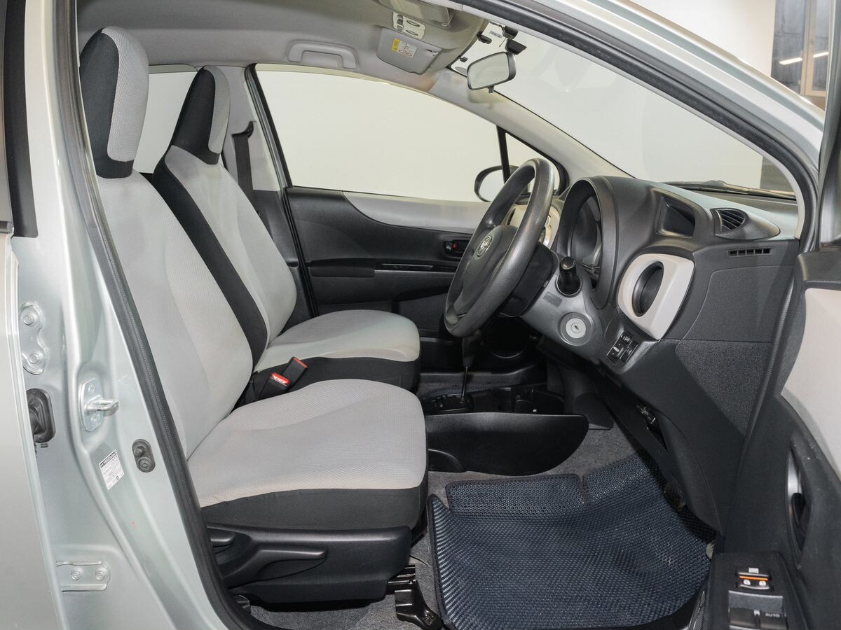 Toyota Vitz 2013 - фото автомобиля