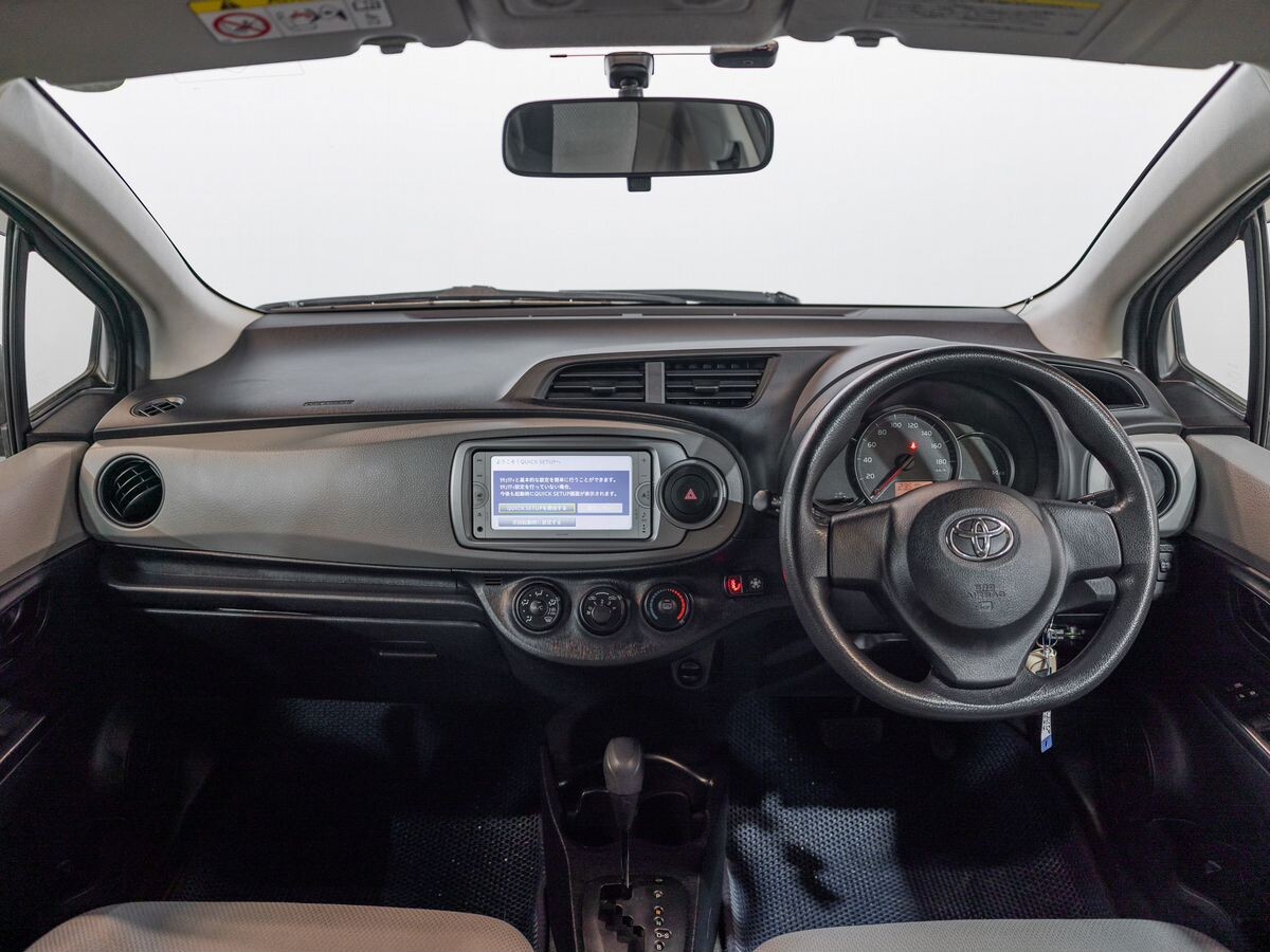 Toyota Vitz 2013 - фото автомобиля