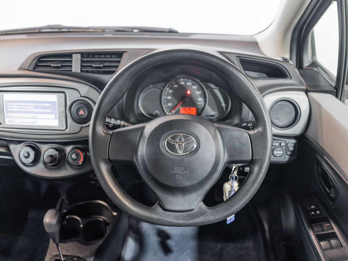 Toyota Vitz 2013 - фото автомобиля
