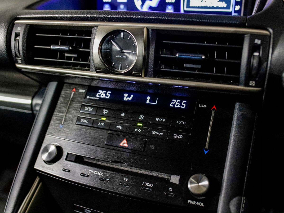 Lexus IS200t 2017 - фото автомобиля