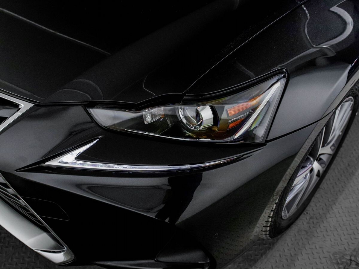 Lexus IS200t 2017 - фото автомобиля