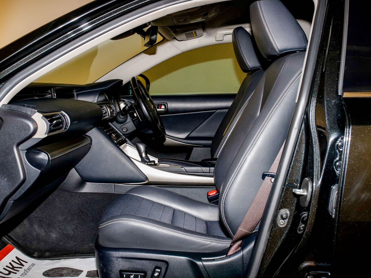Lexus IS200t 2017 - фото автомобиля