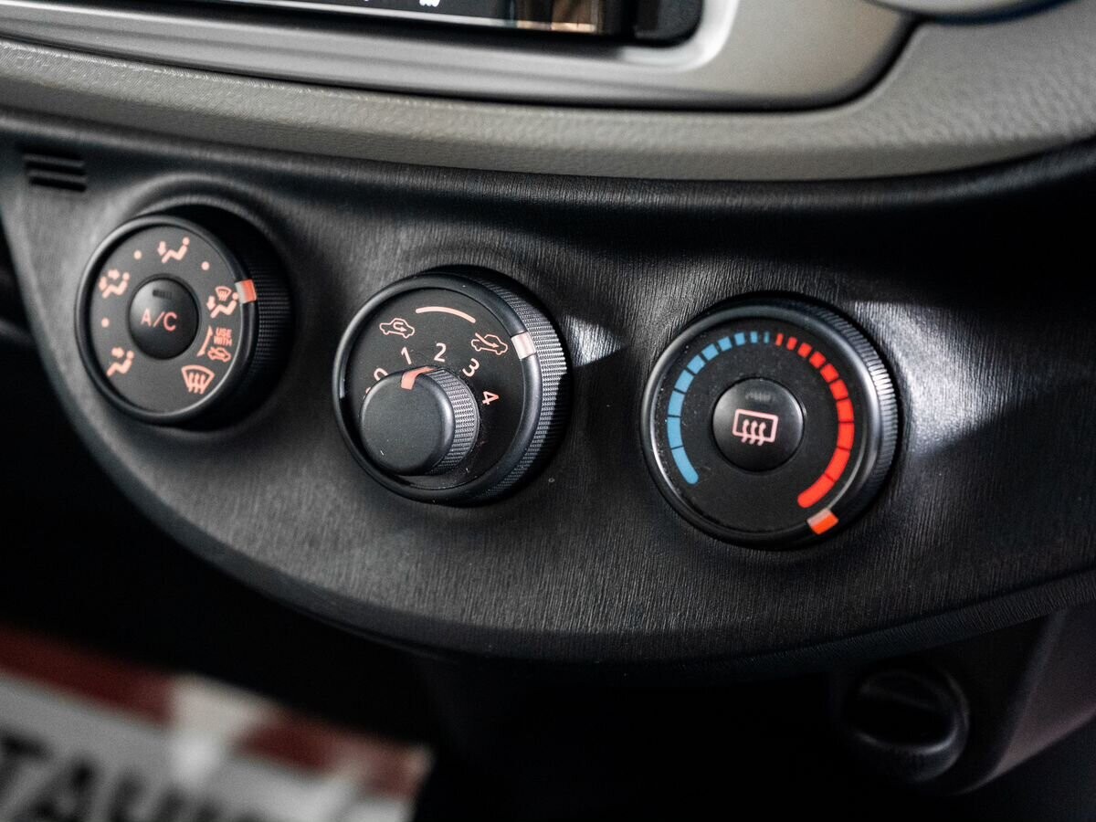 Toyota Vitz 2011 - фото автомобиля