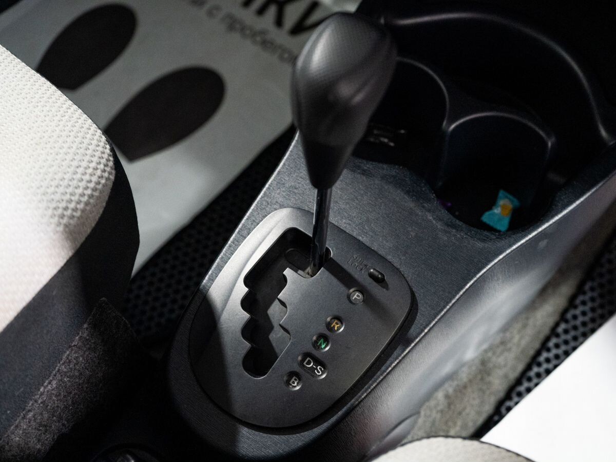 Toyota Vitz 2011 - фото автомобиля