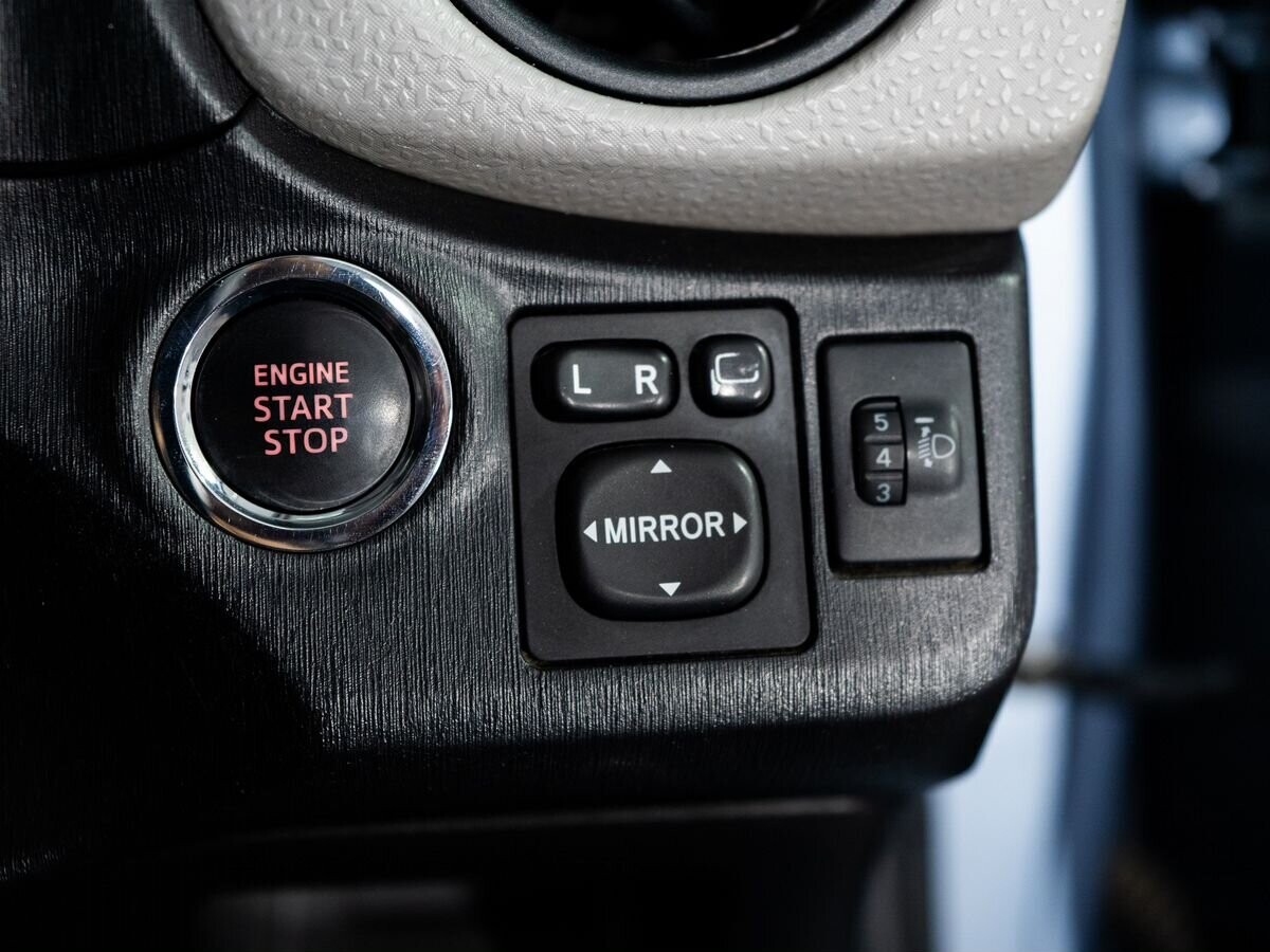 Toyota Vitz 2011 - фото автомобиля