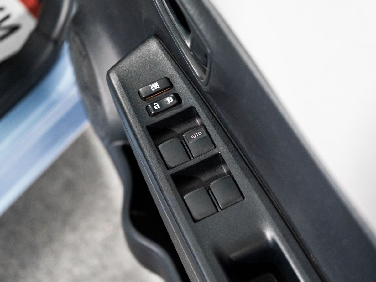 Toyota Vitz 2011 - фото автомобиля