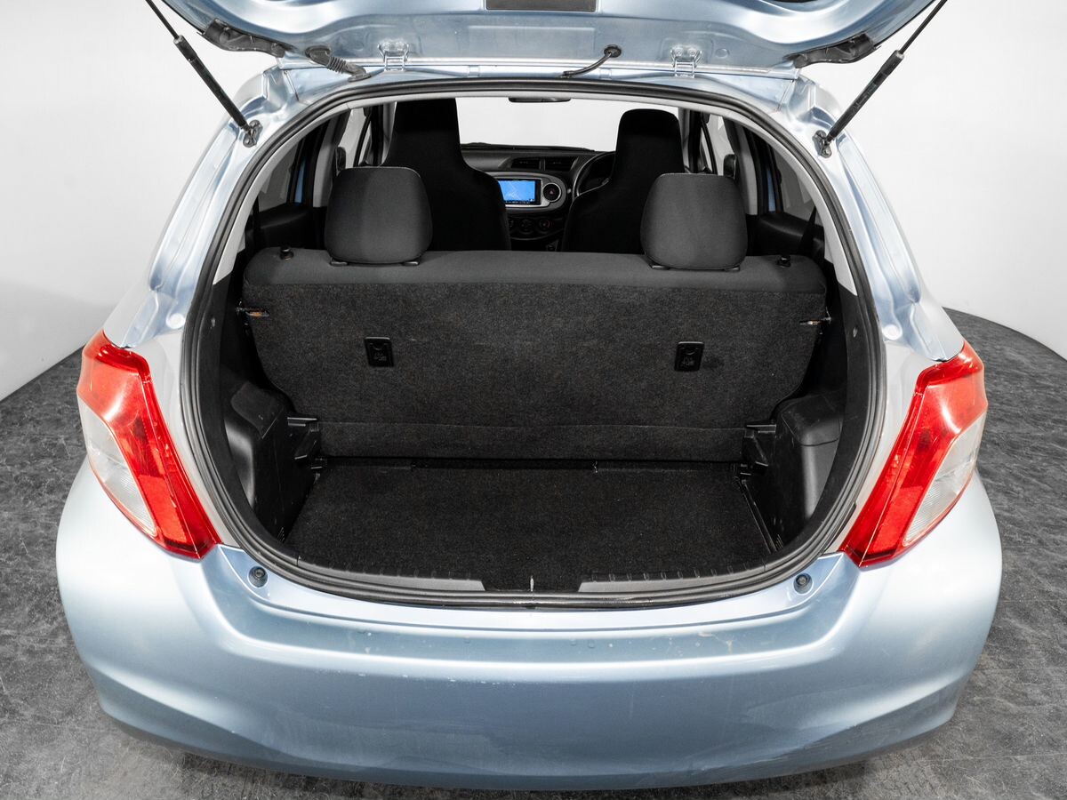 Toyota Vitz 2011 - фото автомобиля
