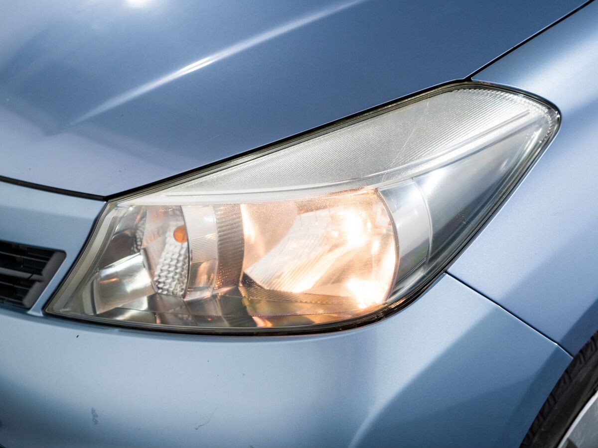 Toyota Vitz 2011 - фото автомобиля
