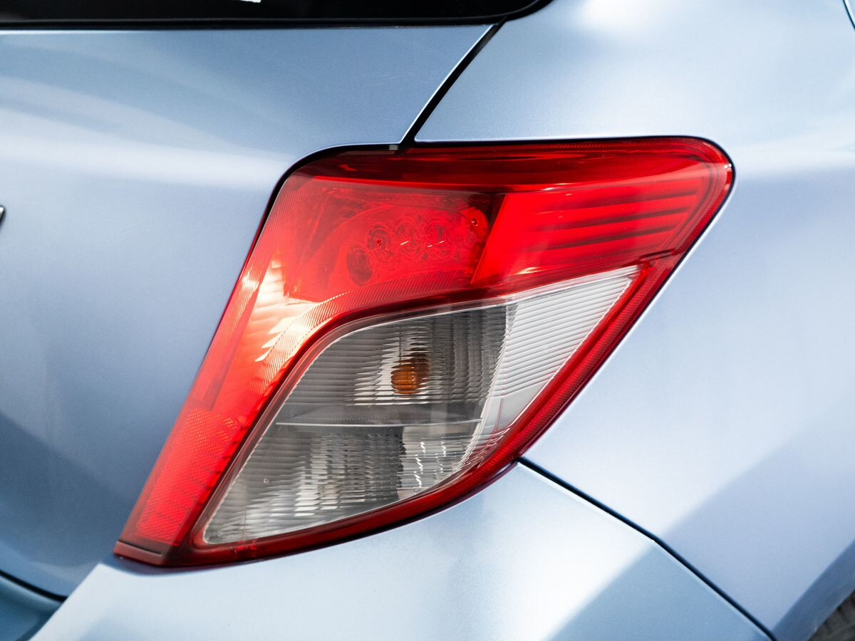 Toyota Vitz 2011 - фото автомобиля