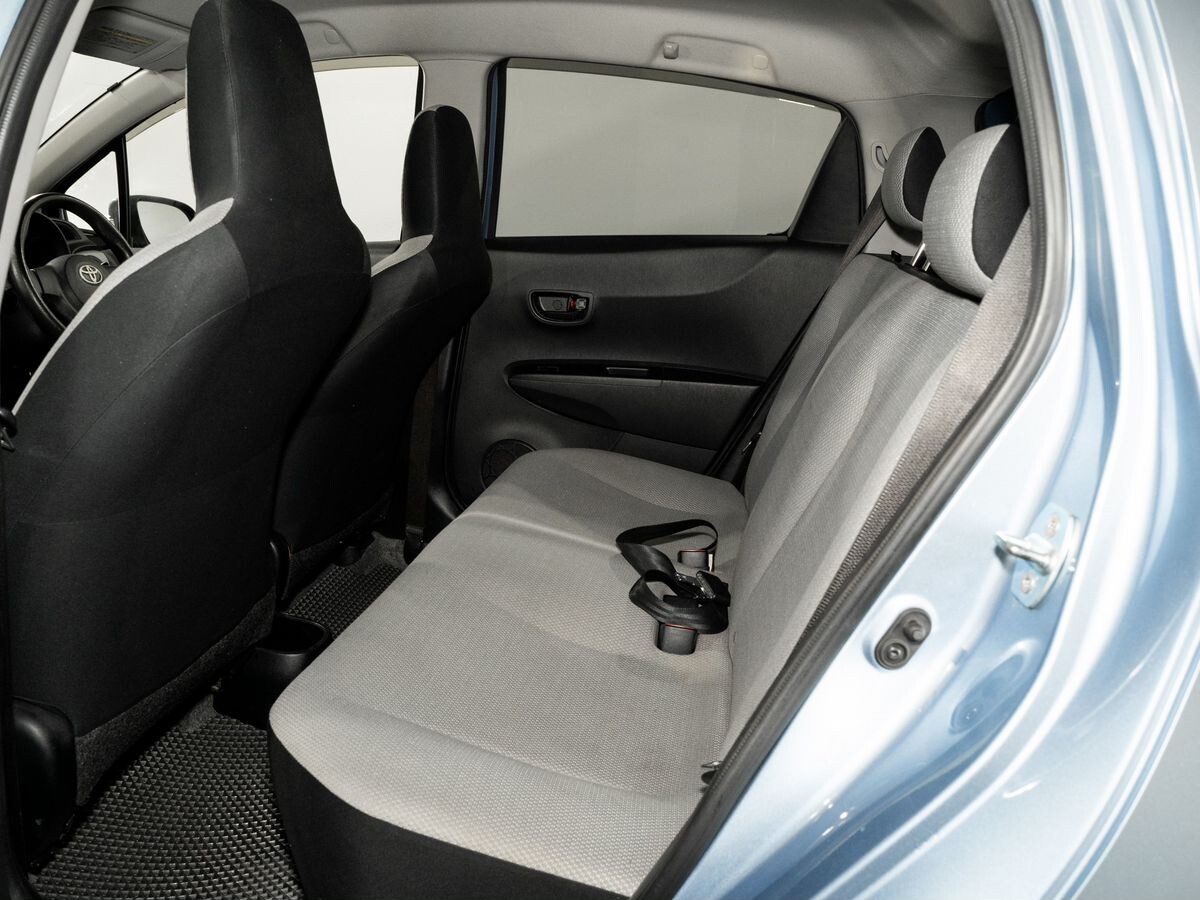 Toyota Vitz 2011 - фото автомобиля