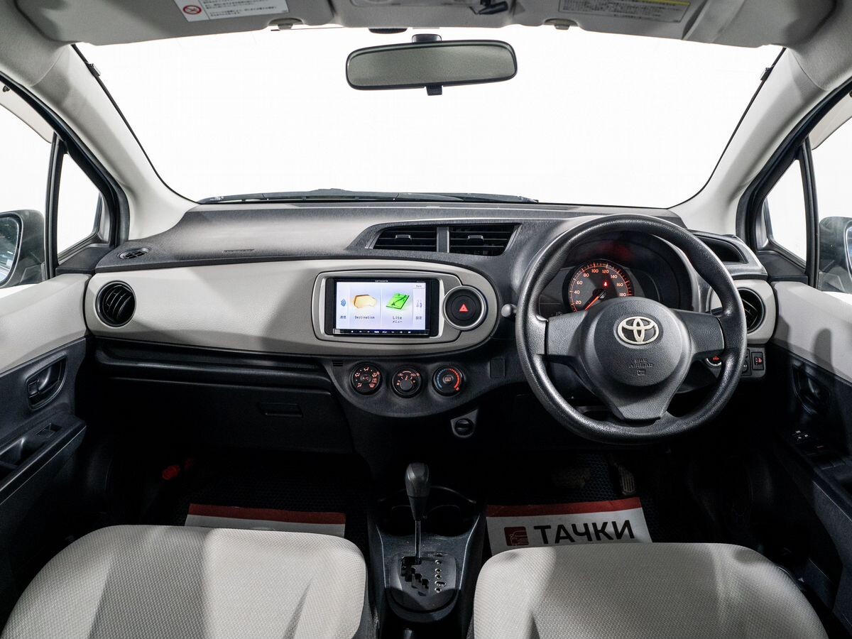 Toyota Vitz 2011 - фото автомобиля