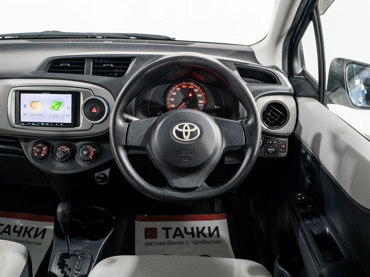 Toyota Vitz 2011 - фото автомобиля
