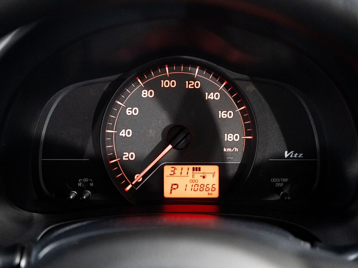 Toyota Vitz 2011 - фото автомобиля