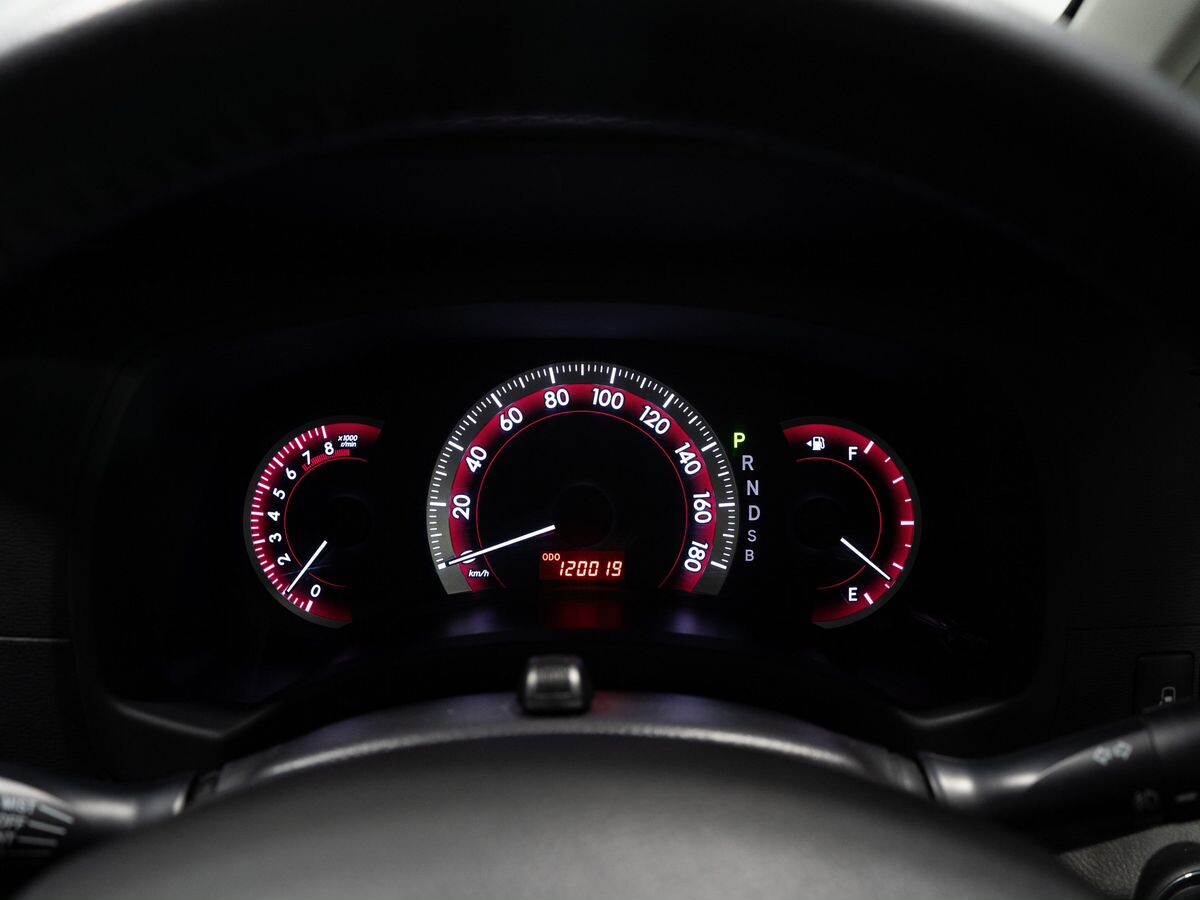 Toyota Isis 2011 - фото автомобиля