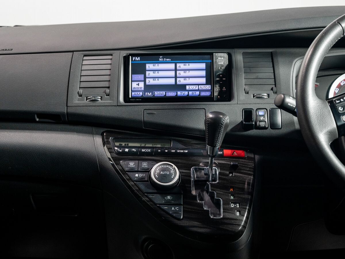 Toyota Isis 2011 - фото автомобиля