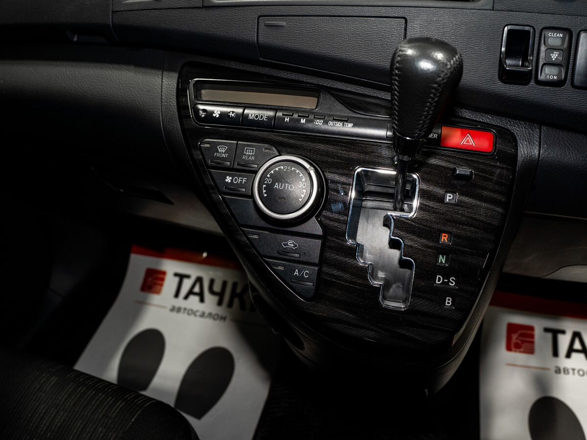 Toyota Isis 2011 - фото автомобиля