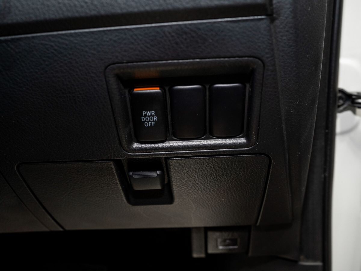 Toyota Isis 2011 - фото автомобиля