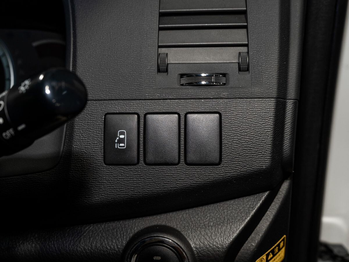 Toyota Isis 2011 - фото автомобиля