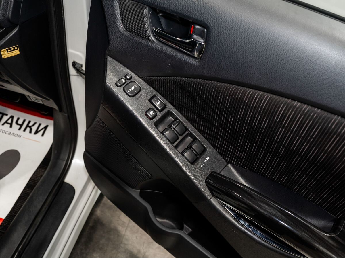 Toyota Isis 2011 - фото автомобиля