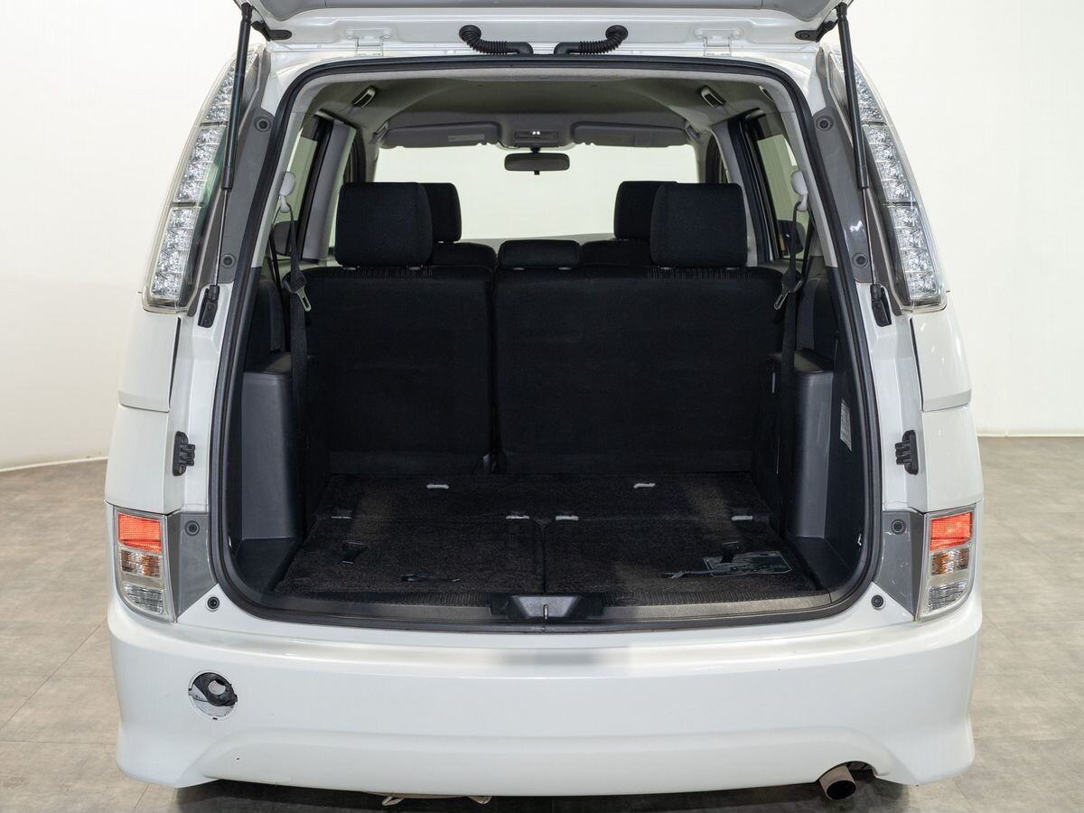 Toyota Isis 2011 - фото автомобиля