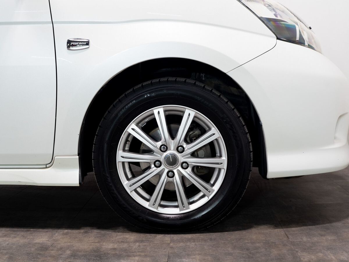 Toyota Isis 2011 - фото автомобиля