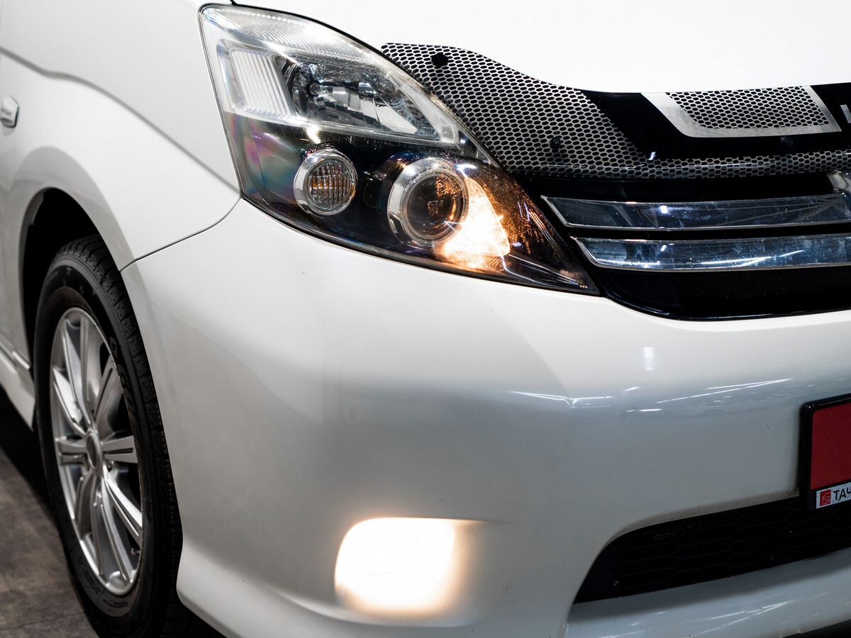 Toyota Isis 2011 - фото автомобиля