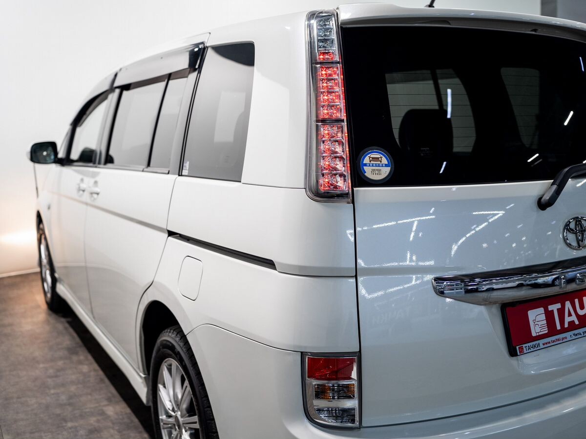 Toyota Isis 2011 - фото автомобиля