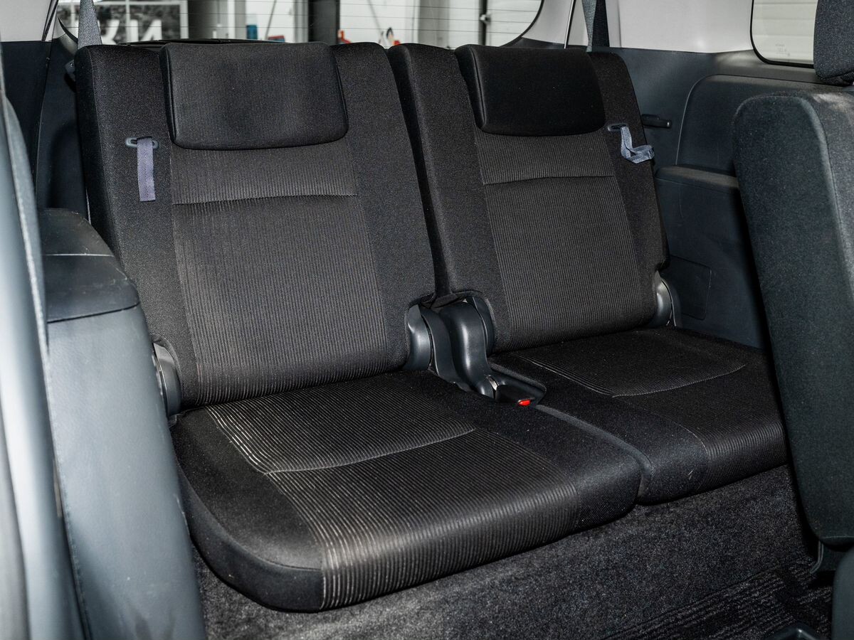 Toyota Isis 2011 - фото автомобиля