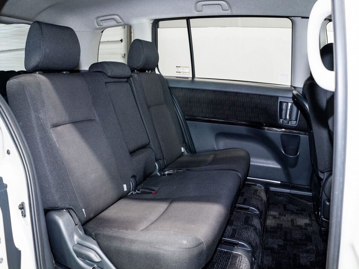 Toyota Isis 2011 - фото автомобиля
