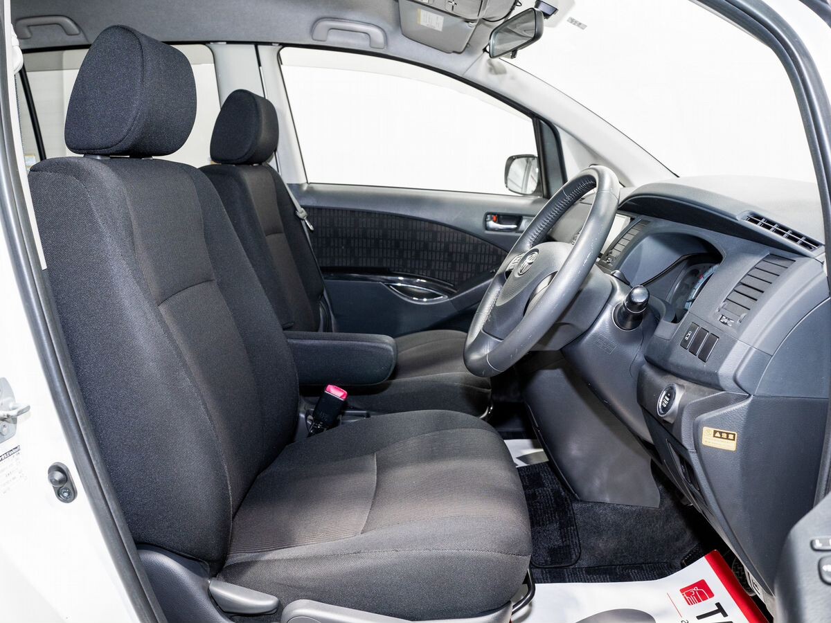 Toyota Isis 2011 - фото автомобиля