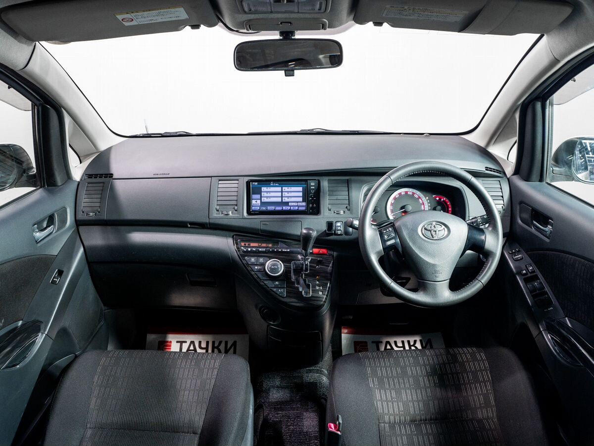Toyota Isis 2011 - фото автомобиля